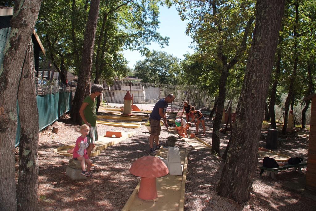 Saint-Paul-en-Forêt Camping Le Parc מראה חיצוני תמונה