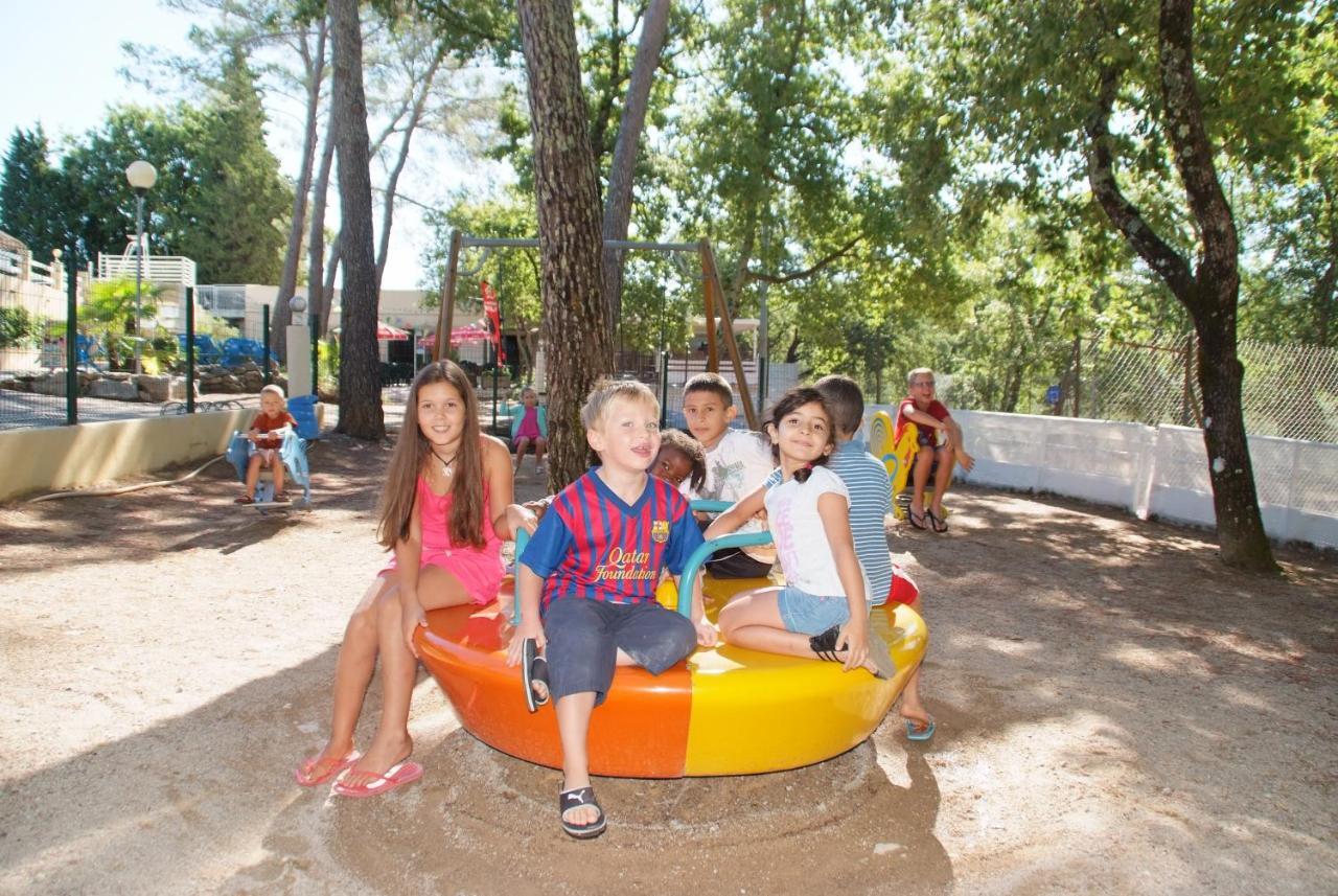 Saint-Paul-en-Forêt Camping Le Parc מראה חיצוני תמונה